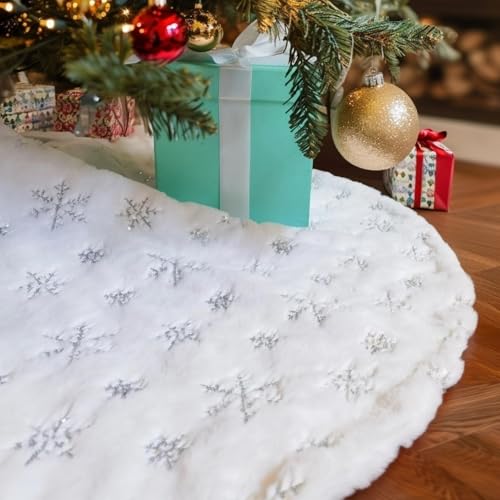 48 Inch White Faux Fur Christmas Tree Skirt with Sequin Snowflakes Q687