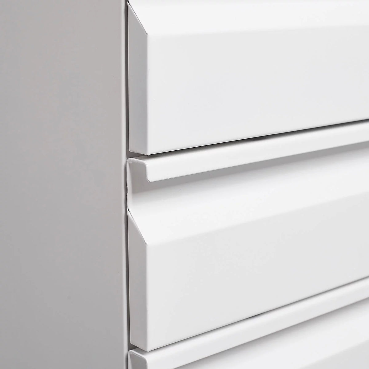 3 Drawer White Mobile File Cabinet with Lock U591