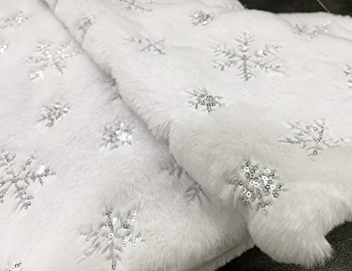 48 Inch White Faux Fur Christmas Tree Skirt with Sequin Snowflakes Q687