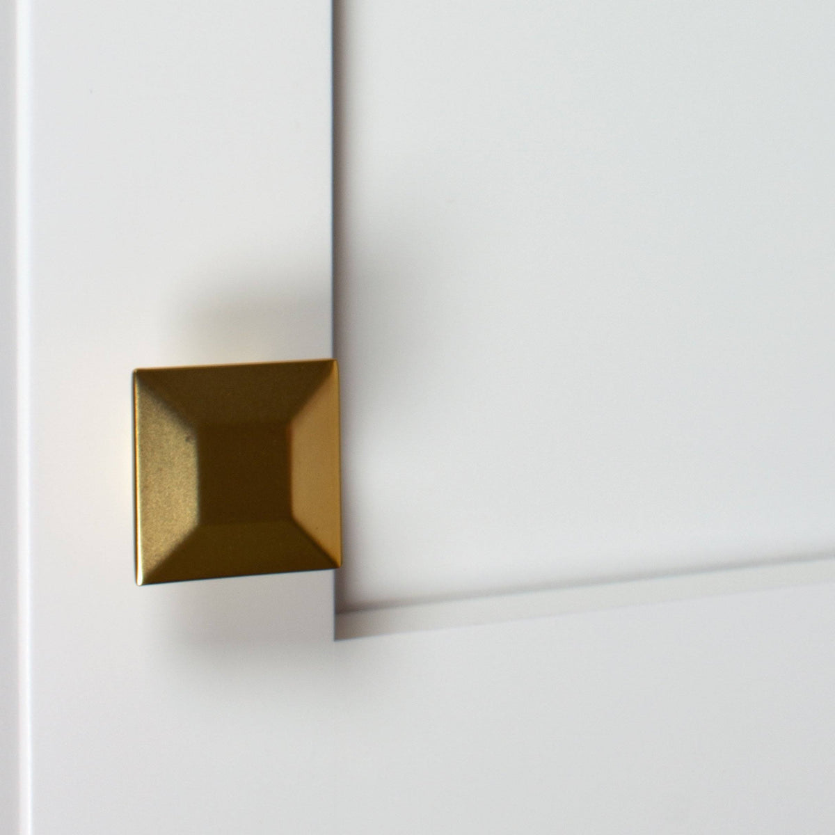 25-Pack Gold Square Cabinet Knobs U712
